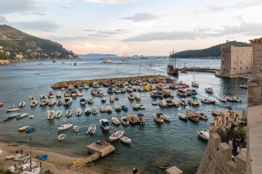 Hırvatistan 'da yaz aylarında Dubrovnik' in eski kent manzarası
