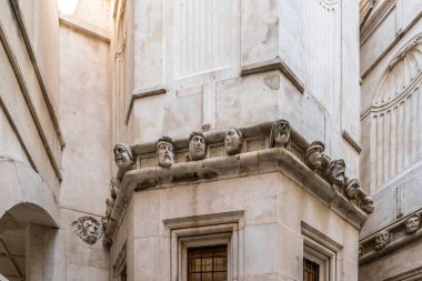 Yazın Sibenik 'teki St. James Katedrali' nin dekoratif başkanları. 