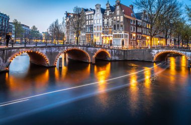 Hollanda, Amsterdam 'daki Leidsegracht köprüsünün gece manzarası