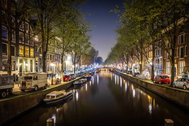 Hollanda, Amsterdam 'daki Leidsegracht köprüsünün gece manzarası