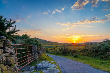 Dartmoor Ulusal Parkı 'nın günbatımı manzarası, İngiltere' nin güneybatısında Devon eyaletinde geniş bir bataklık.