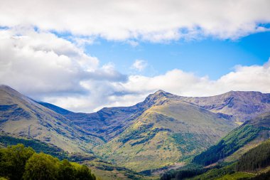 Ben Nevis 'in etrafında yürüyüş, Britanya Adaları' nın en yüksek dağı, İskoçya 'nın Highlands bölgesindeki Inverness-shire' da yer almaktadır.