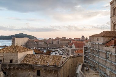 Hırvatistan 'da yaz aylarında Dubrovnik' in eski kent manzarası