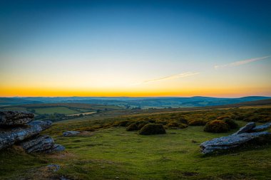 Akşamları Dartmoor Milli Parkı manzarası, İngiltere