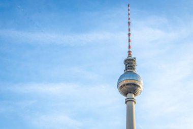Berlinli Fernsehturm yaz akşamı, Berlin