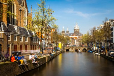 Hollanda 'nın güneşli bir gününde Amsterdam' da Aziz Niklas Kilisesi