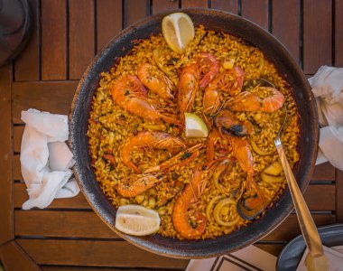 Paella İspanya 'da deniz kenarında