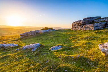 Akşamları Dartmoor Milli Parkı manzarası, İngiltere