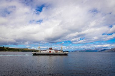 İskoçya 'nın batı kıyısındaki Mallaig' den Armadale 'e feribot.