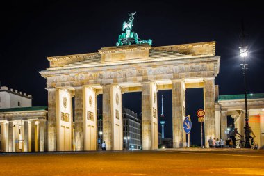 Yazın alacakaranlıkta Brandenburg kapısı, Berlin