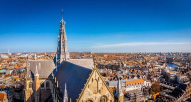 Hollanda, Haarlem 'deki ortaçağ katedralinin havadan görünüşü