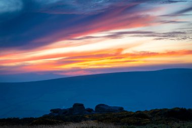 Dartmoor Ulusal Parkı 'nın günbatımı manzarası, İngiltere' nin güneybatısında Devon eyaletinde geniş bir bataklık.
