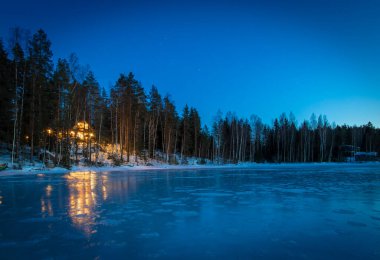 Kış gecesinde göl evi