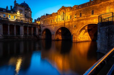 İngiltere 'nin Bath kentindeki Pulteney köprüsünün akşam manzarası