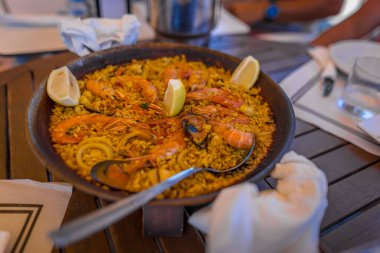 Paella İspanya 'da deniz kenarında