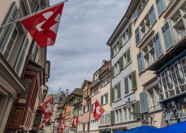 Eski Zürih sokaklarında İsviçre bayrağı
