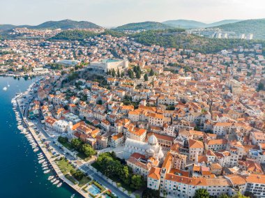 Yaz sabahı Sibenik şehrinin hava manzarası, Croati