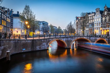 Hollanda, Amsterdam 'daki Leidsegracht köprüsünün gece manzarası