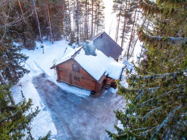 Kışın Finaland 'daki göl evinin havadan görünüşü