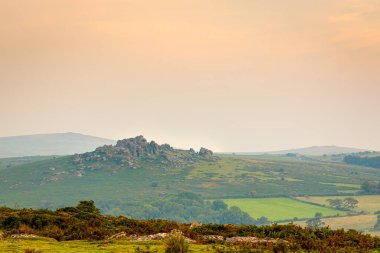 Dartmoor Ulusal Parkı 'nın günbatımı manzarası, İngiltere' nin güneybatısında Devon eyaletinde geniş bir bataklık.