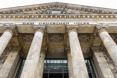 Berlin 'de yaz günü Reichstag manzarası