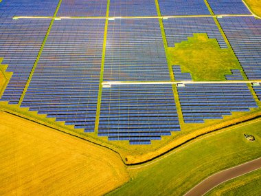 İngiltere 'nin İngiltere kırsalındaki güneş pillerinin hava görüntüsü