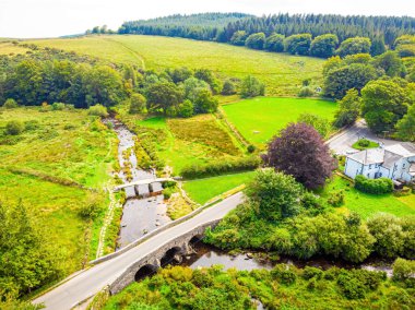 Dartmoor Ulusal Parkı 'ndaki Postbridge Clapper Köprüsü manzarası İngiltere' nin güneybatısında Devon ilinde geniş bir bozkırdır.