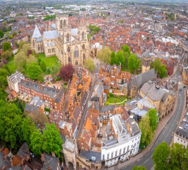 Bulutlu bir günde York Bakanının hava manzarası, İngiltere