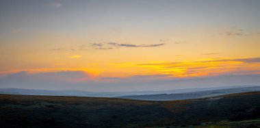 Dartmoor Ulusal Parkı 'nın günbatımı manzarası, İngiltere' nin güneybatısında Devon eyaletinde geniş bir bataklık.
