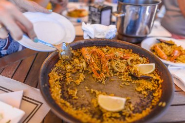 Paella İspanya 'da deniz kenarında