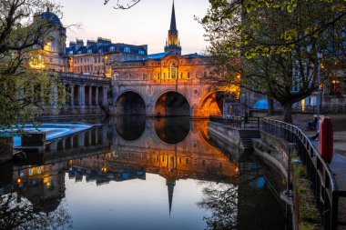 İngiltere 'nin Bath kentindeki Pulteney köprüsünün akşam manzarası
