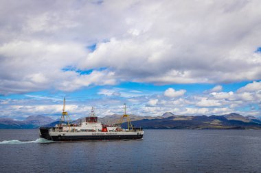 İskoçya 'nın batı kıyısındaki Mallaig' den Armadale 'e feribot.