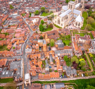 Bulutlu bir günde York Bakanının hava manzarası, İngiltere
