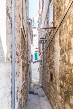 Hırvatistan 'da yaz aylarında Trogir' in dar sokakları görülüyor