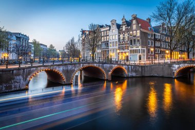 Hollanda, Amsterdam 'daki Leidsegracht köprüsünün gece manzarası