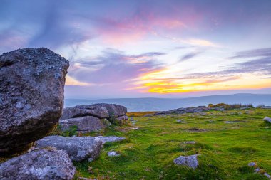 Dartmoor Ulusal Parkı 'nın günbatımı manzarası, İngiltere' nin güneybatısında Devon eyaletinde geniş bir bataklık.