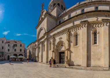 Yaz sabahı Sibenik 'teki St. James Katedrali' nin kapısı.