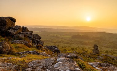 İngiltere 'nin güneybatısında Devon eyaletinde geniş bir bozkır olan Dartmoor Ulusal Parkı' ndaki Bowerman 'ın burnunun manzarası.