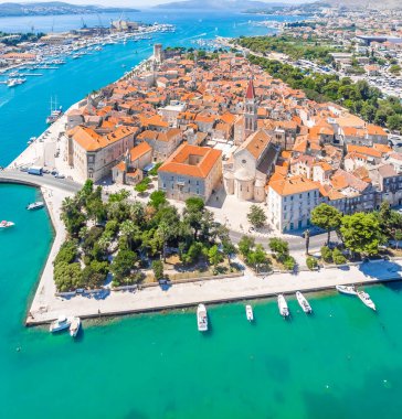 Hırvatistan 'ın yaz aylarında Trogir' in hava manzarası