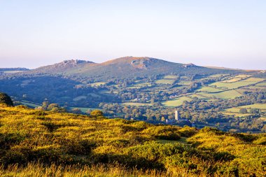 Akşamları Dartmoor Milli Parkı manzarası, İngiltere