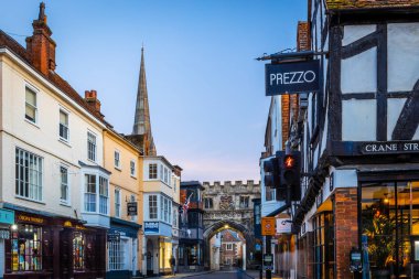 Akşam High Street Kapısı ve Salisbury Katedrali 'nin hava manzarası