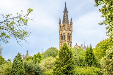 Bulutlu bir günde Glasgow Üniversitesi manzarası, İskoçya