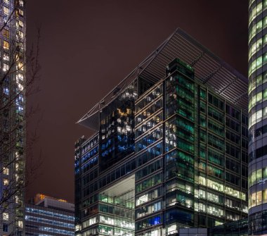 Gece vakti Londra 'daki iş yerinde gökdelen.