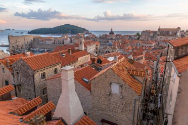 Hırvatistan 'da yaz aylarında Dubrovnik' in eski kent manzarası