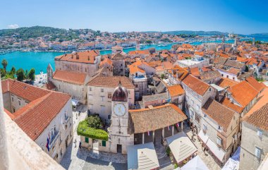 Hırvatistan 'ın yaz aylarında Trogir' in hava manzarası