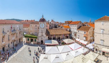 Hırvatistan 'ın yaz aylarında Trogir' in hava manzarası