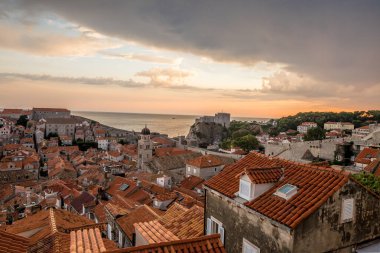 Hırvatistan 'da yaz aylarında Dubrovnik' in eski kent manzarası