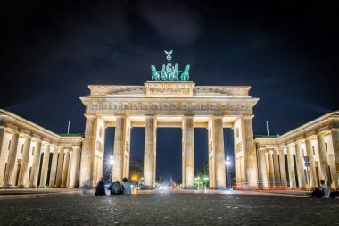 Yazın alacakaranlıkta Brandenburg kapısı, Berlin