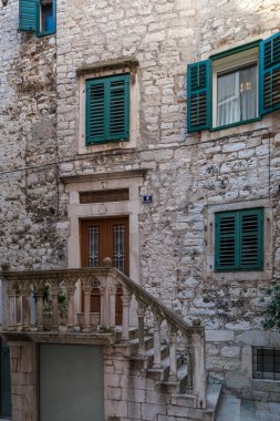 Yaz sabahı Sibenik şehrinde eski bir vintage kapı, C