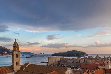 Hırvatistan 'da yaz aylarında Dubrovnik' in eski kent manzarası